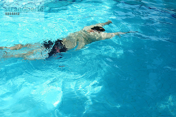 Mann schwimmt unter Wasser