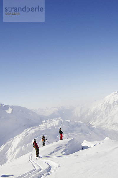 Skifahrer und Snowboarder