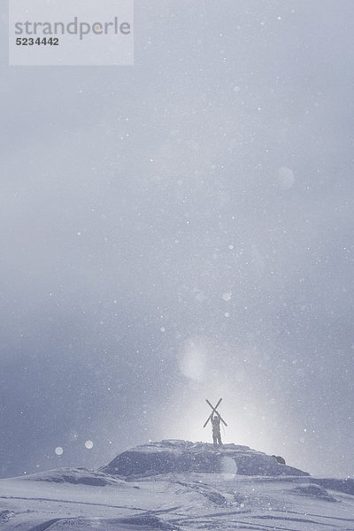 Skifahrer steht auf dem Gipfel