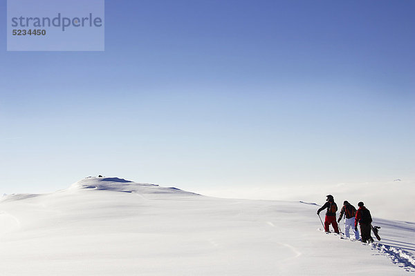 Skifahrer und Snowboarder