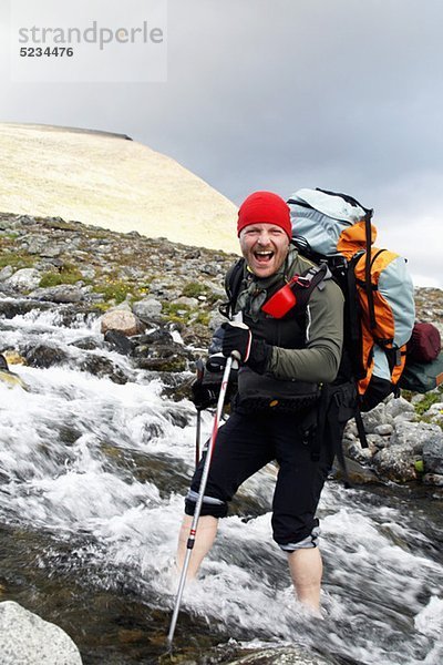 Der Mann im Wildwasser