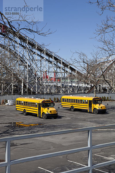 Zwei leere Schulbusse auf einem verlassenen Parkplatz  Coney Island  USA
