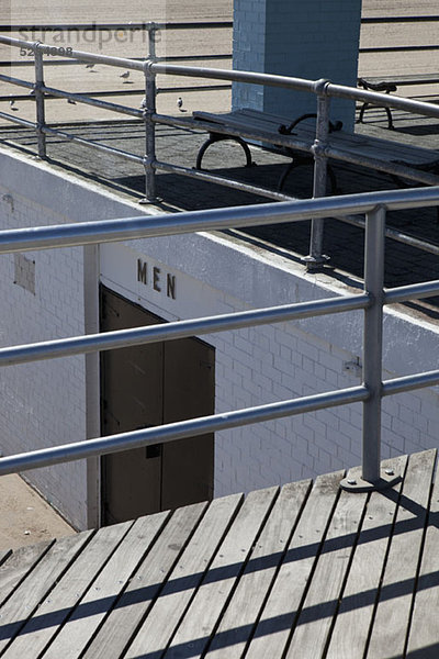 Eine öffentliche Herrentoilette am Strand von Coney Island  USA