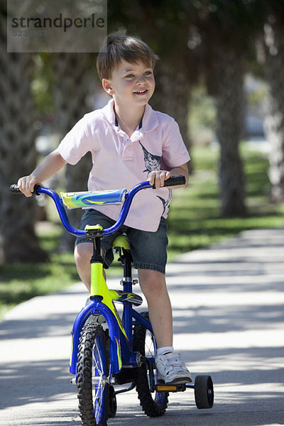 Ein Junge auf dem Fahrrad