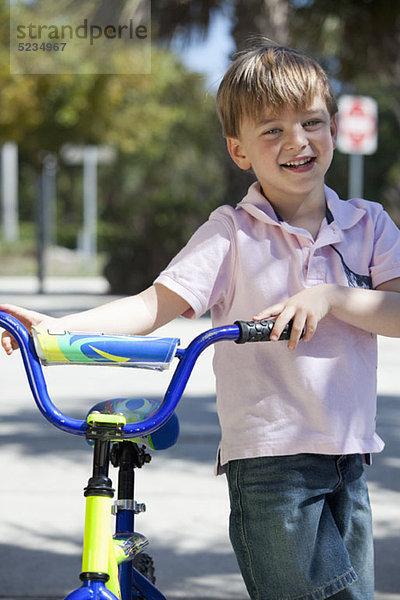 Ein Junge mit einem Fahrrad