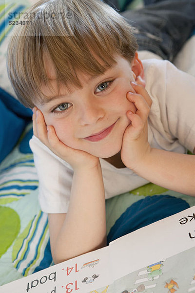 Porträt eines Jungen mit Buch