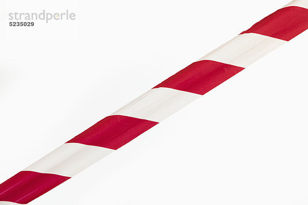 Ein einziger Streifen rot-weiß gestreiftes Kordonband
