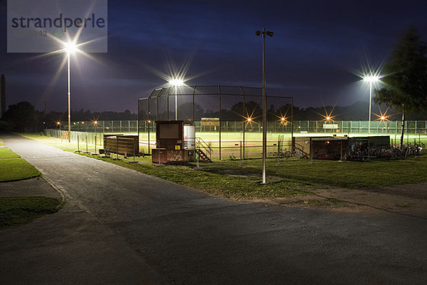 Ein Baseballfeld bei Nacht  lange Belichtung