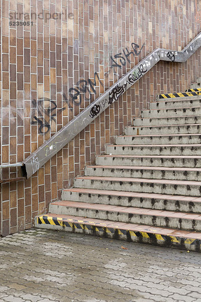 Stadttreppe mit Graffiti  im Freien