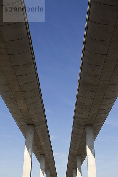 Tiefblick auf Betonüberführungen