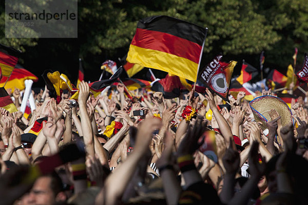 Detail von Menschen in einer Menschenmenge  die deutsche Fahnen schwenken