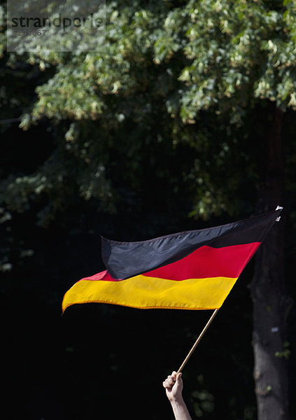 Detail einer Person mit deutscher Flagge