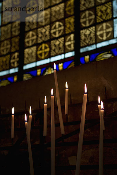 Entzündete Kerzen in einer Kirche