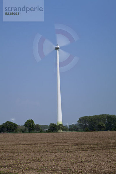 Eine drehende Windkraftanlage