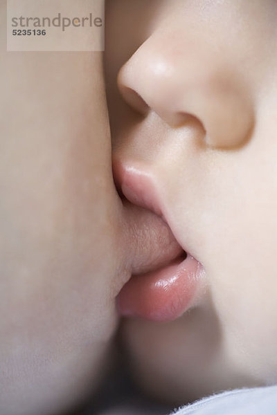 Ein Baby Stillen  Nahaufnahme von Mund und Brustwarze  Mund