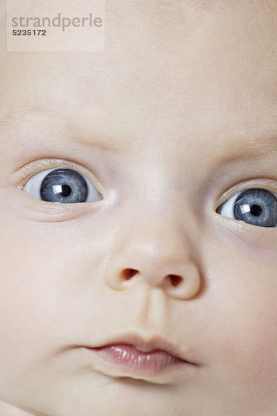 Ein Baby sieht konzentriert aus