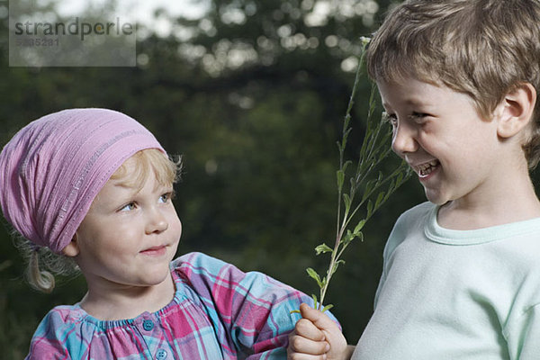 Ein Bruder  der seine kleine Schwester ärgert.