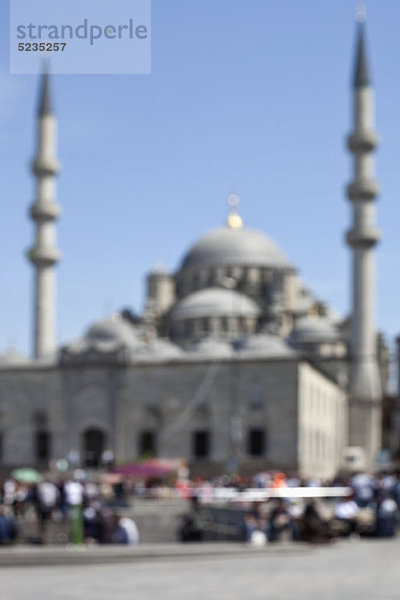 Touristen vor der Neuen Moschee  oder Yeni Cami Moschee  in Istanbul  Türkei