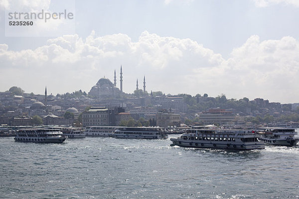 Fähren und Ausflugsschiffe auf dem Goldenen Horn unterhalb der Suleymaniye Moschee  Istanbul  Türkei