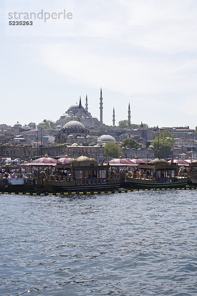 Ausflugsschiffe auf dem Goldenen Horn unterhalb der Suleymaniye Moschee  Istanbul  Türkei