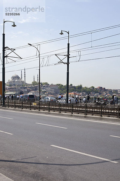 Fußgänger auf der Galata-Brücke  im Hintergrund die Suleymaniye Moschee  Istanbul