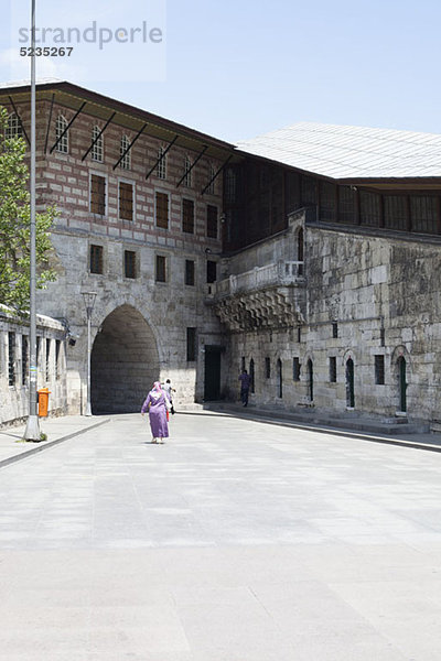 Touristen außerhalb der Neuen Moschee  oder Yeni Cami Moschee  Istanbul  Türkei