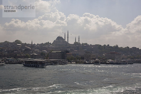 Fähren und Ausflugsschiffe auf dem Goldenen Horn unterhalb der Suleymaniye Moschee  Istanbul  Türkei