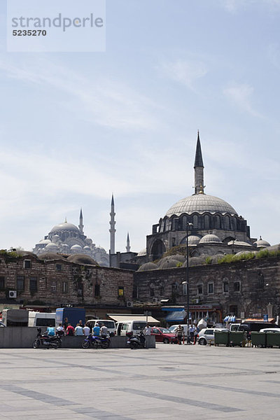 Die Rustem Pasha Moschee mit der Suleymaniye Moschee im Hintergrund  Istanbul  Türkei