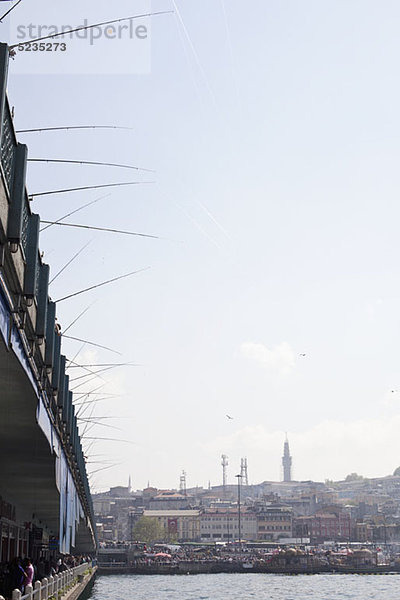 Angelruten vor der Galata-Brücke  Istanbul  Türkei