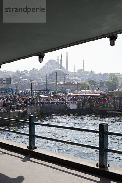 Eine Menschenmenge schaut den Tourbooten beim Andocken zu  Istanbul  Türkei