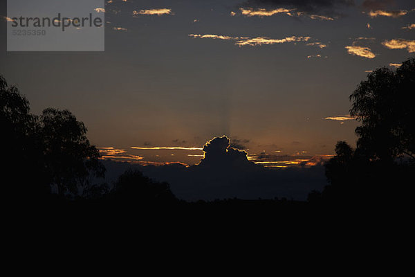 Sonnenuntergang hinter Wolken an einem abgelegenen Ort