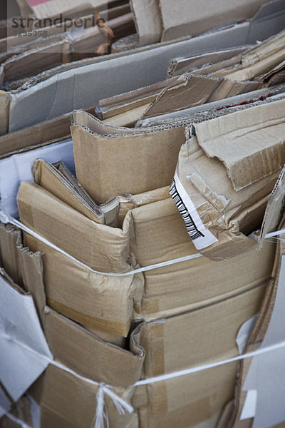 Flache Kartons mit Schnur gebunden und recycelbar