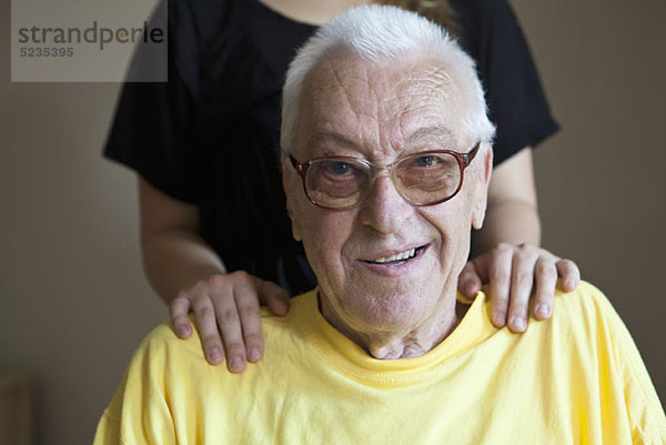 Ein älterer Mann in einem Pflegeheim  Hände auf den Schultern  Konzentration auf ihn.