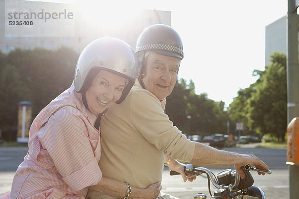 Seniorenpaar glücklich auf dem Motorrad