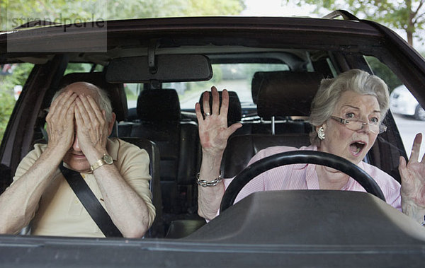 Ältere Frau mit Schwierigkeiten beim Fahren lernen