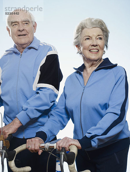Senior Mann und Frau in Sportbekleidung mit Fahrrädern