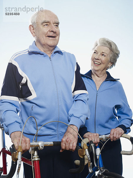 Senior Paar in Sportbekleidung mit Fahrrädern