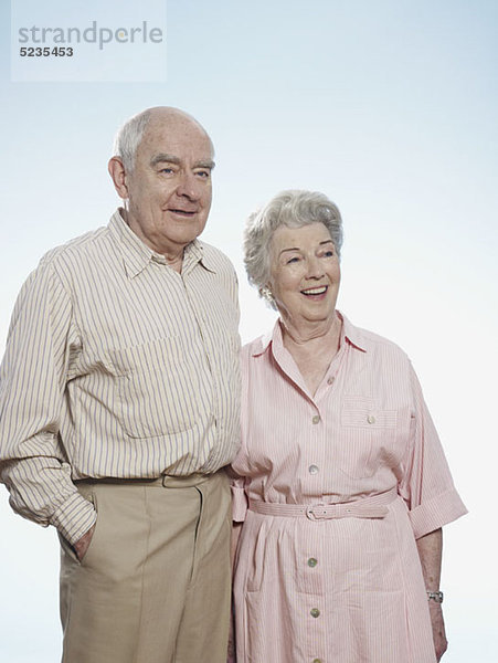 Senior Mann und Frau Seite an Seite sehen amüsiert aus.
