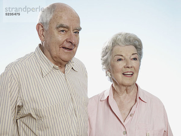 Seniorenpaar blickt in die Ferne