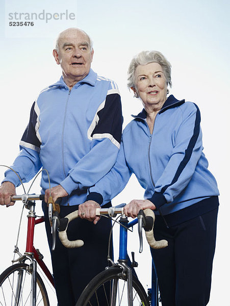 Senior Mann und Frau mit Rennfahrrädern