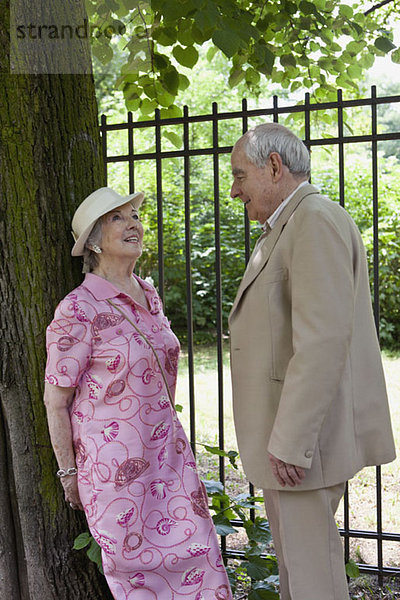 Seniorenpaar macht Blickkontakt im Park