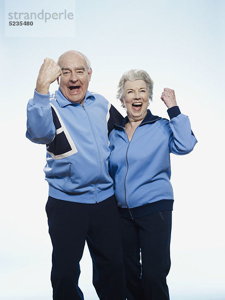 Senior Mann und Frau in Sportbekleidung jubeln
