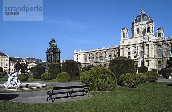 Österreich  Wien  Blick auf Naturhistorisches Museum  Maria-Theresien-Denkmal und Garten