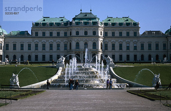 Österreich  Wien  Oberes Belvedere Schloss und Springbrunnen