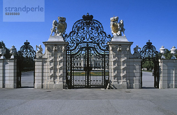 Österreich  Wien  Blick auf Schloss Belvedere hinter den Eingangstoren