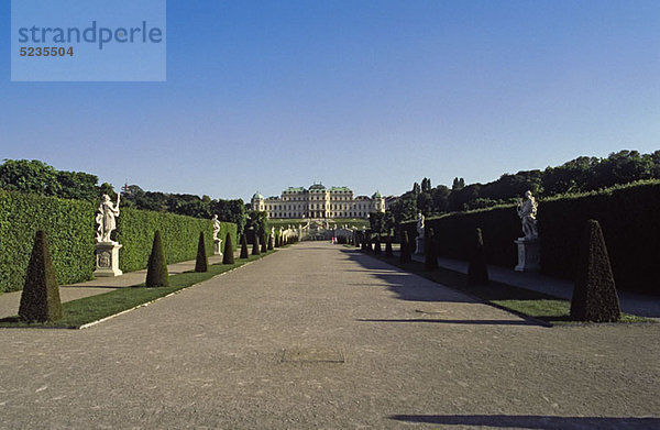 Österreich  Wien  Blick auf den langen Weg zum Schloss Oberes Belvedere