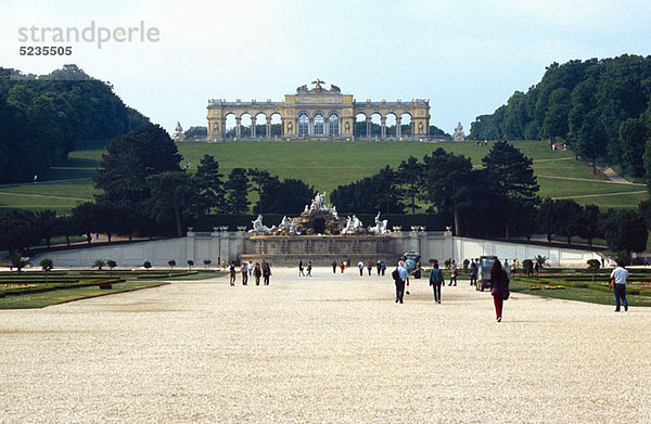 Österreich  Wien  Blick auf Neptunbrunnen und Gloriette im Hintergrund bei Schonbrunn Gardens