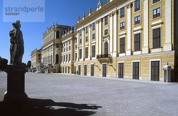 Österreich  Wien  Blick auf Schloss Schönbrunn mit Statue im Vordergrund