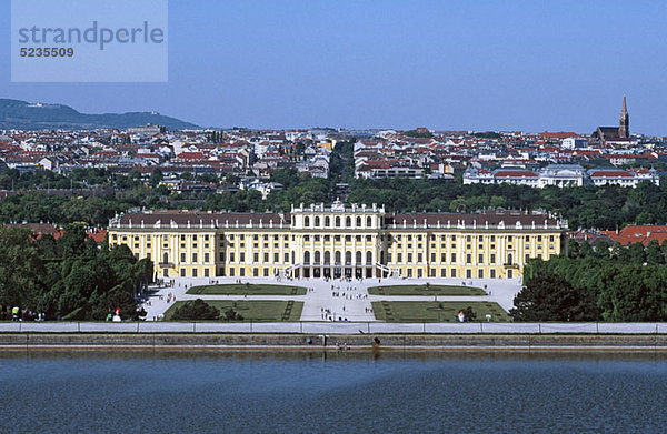 Österreich  Wien  Luftaufnahme Schloss Schönbrunn und Stadtbild dahinter