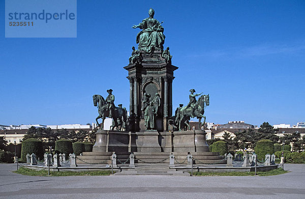 Österreich  Wien  Maria-Theresien-Statue unter blauem Himmel